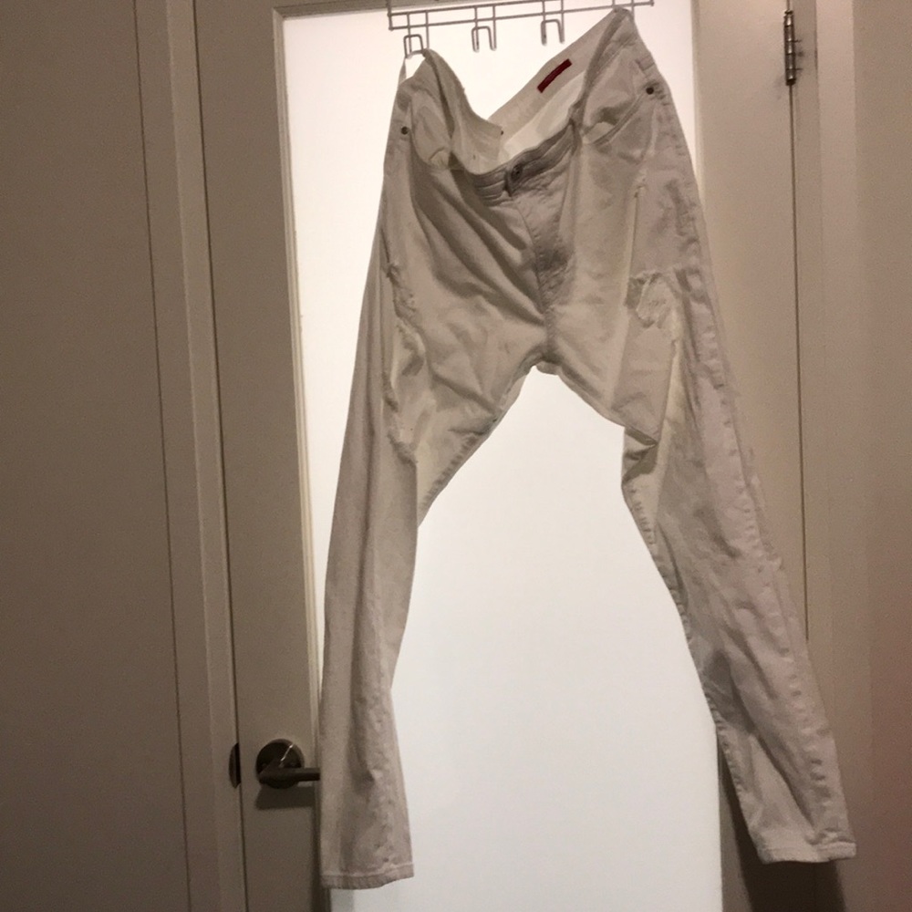 Distressed Men’s Guess Jeans